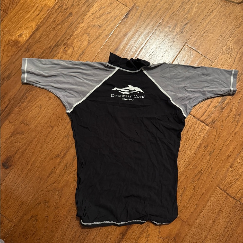 Discovery Cove Orlando black and gray swim shirt rash guard size L